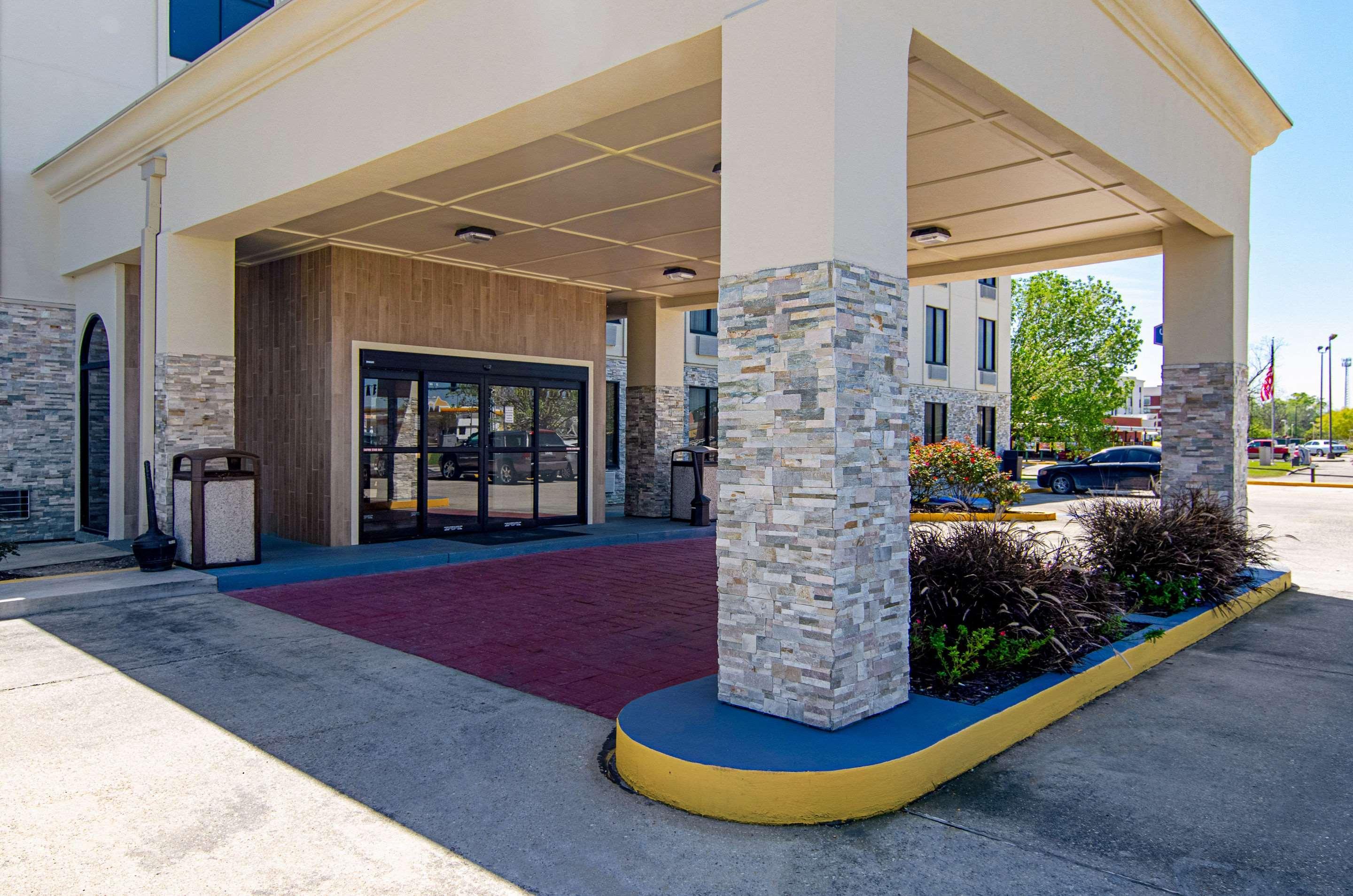 Quality Inn & Suites Near Tanger Outlet Mall Gonzales Exterior photo