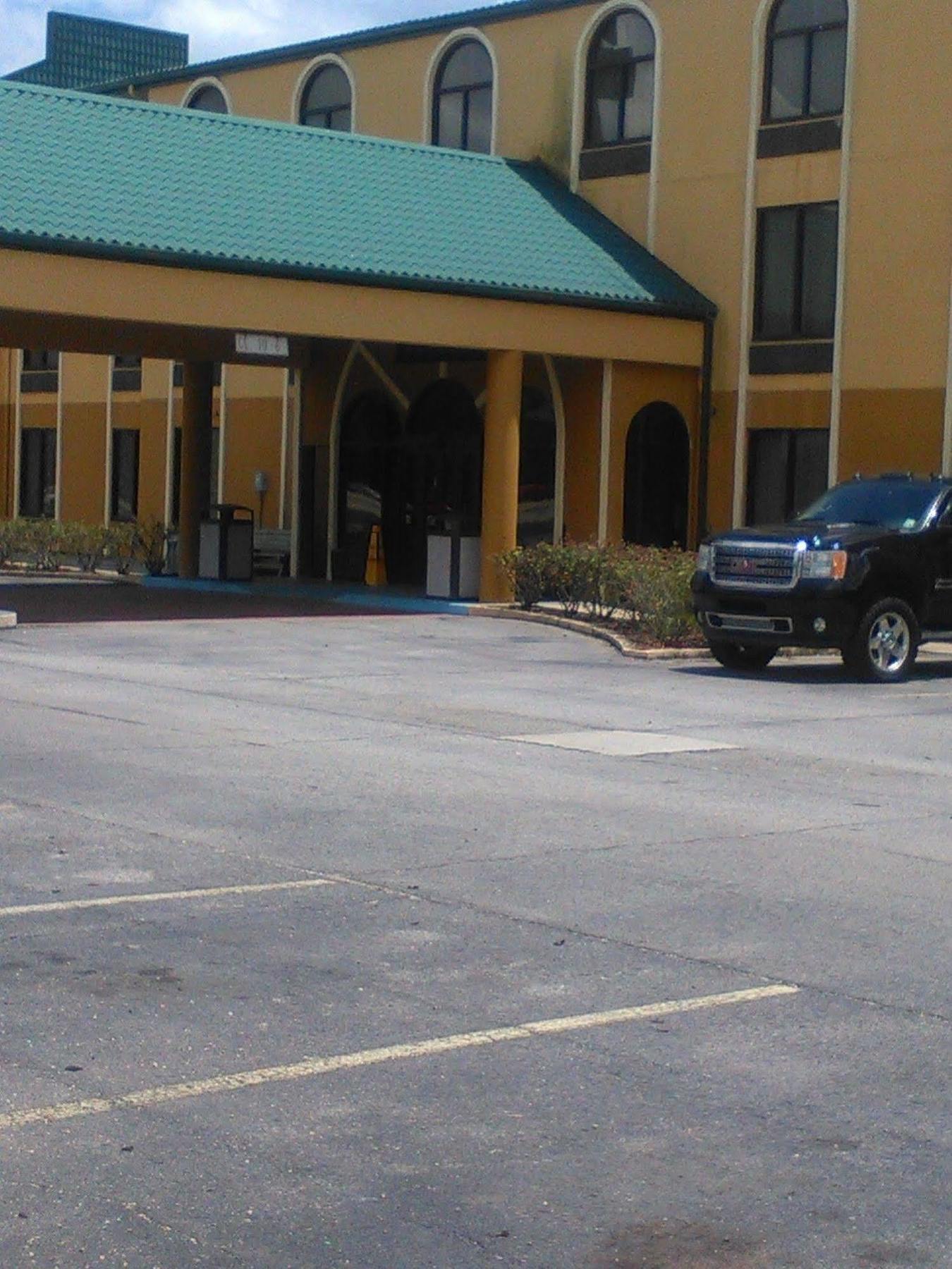 Quality Inn & Suites Near Tanger Outlet Mall Gonzales Exterior photo