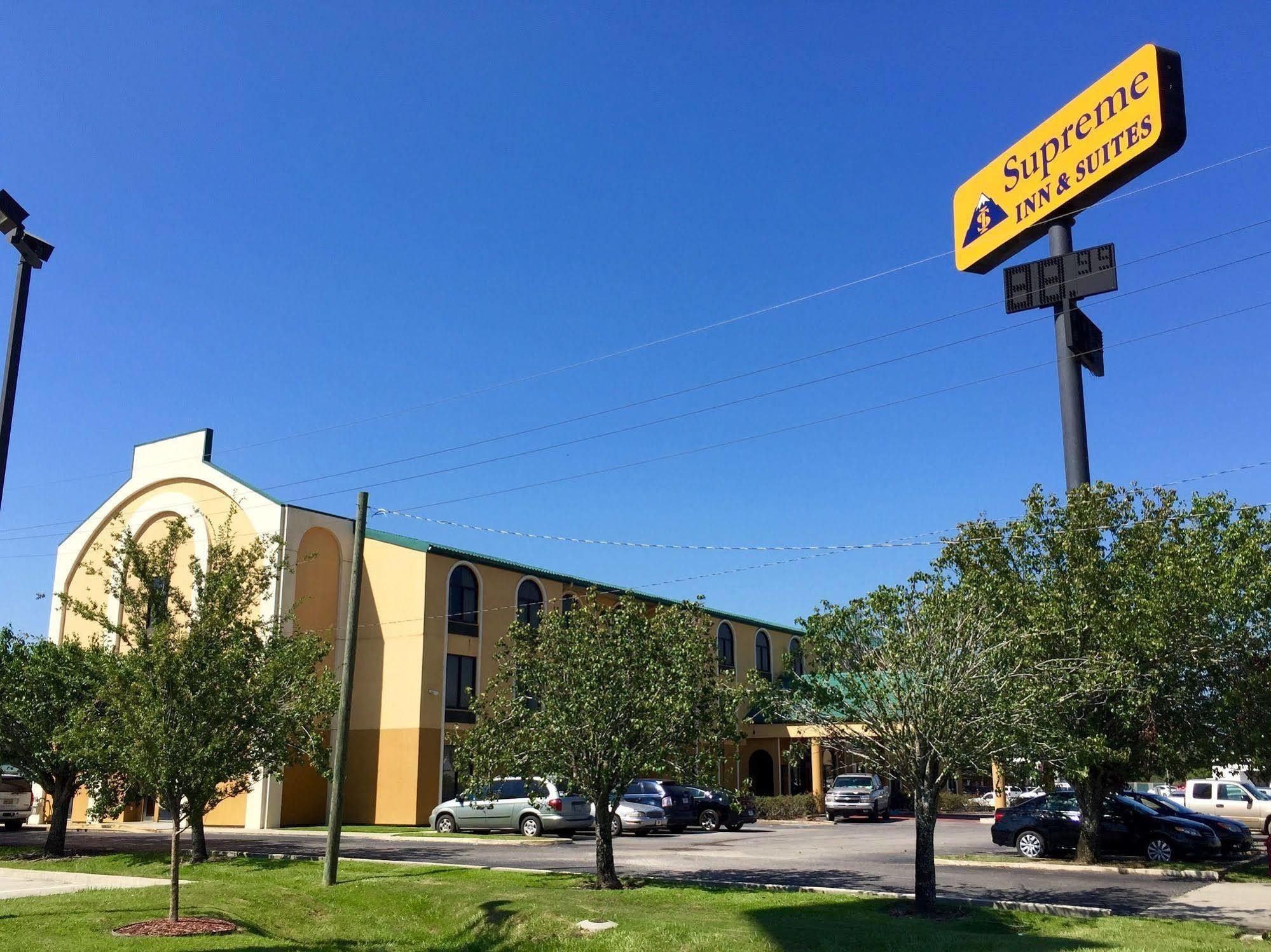 Quality Inn & Suites Near Tanger Outlet Mall Gonzales Exterior photo